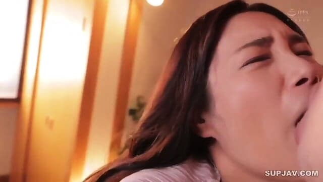 Japanische Mutter und Sohn haben Sex — Kleine Titten Porno