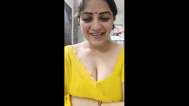 Instagram influencer Vandana Pathak live showing pink bra